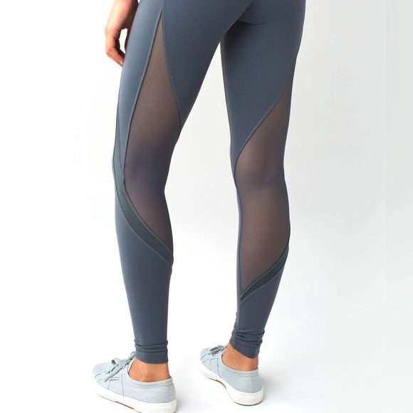 Lululemon HR Wunder Under Pant 
*Shine On in Dark Slate. 
Size 6. 
Pristine. - Picture 2 of 6